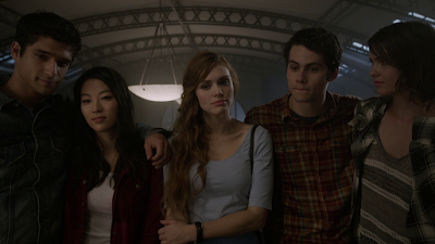 Les critiques // Teen Wolf : Saison 5. Episode 1. Creatures of the Night. Les critiques // Teen Wolf : Saison 5. Episode 1. Creatures of the Night.