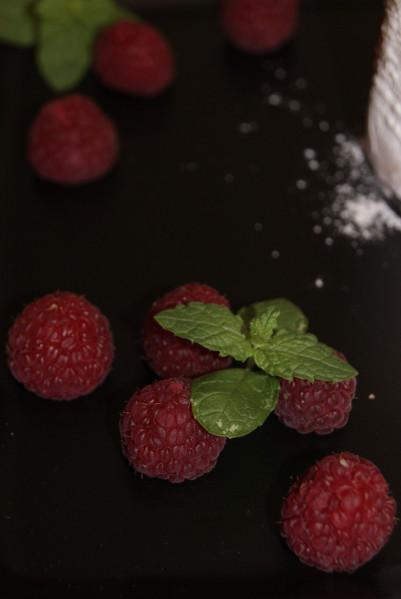 Charlotte au chocolat et framboises.