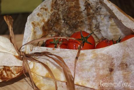 Papillote de dos de cabillaud sur un lit de thym-romarin, tomates grappe et figues rôties au beurre salé.