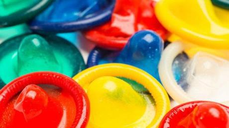 Ces préservatifs sont capables de changer de couleur au contact d’une infection sexuellement transmissible (IST) !