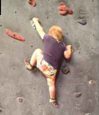 C’EST CHOU ! Vidéo: Elle a juste 19 mois mais c’est déjà une pro de l’escalade fille