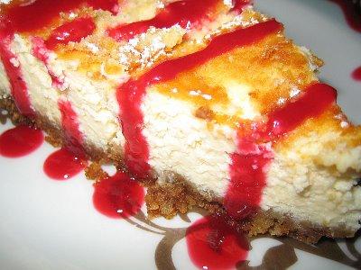 Cheesecake et son coulis de framboises!!