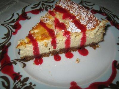 Cheesecake et son coulis de framboises!!