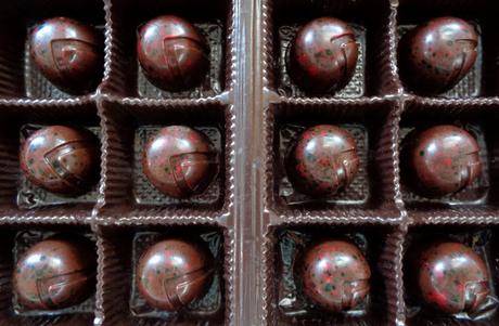 Chocolats fins : gelée de fraises sauvages et ganache basilic