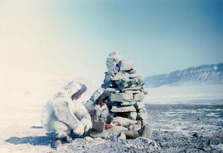 Fjord Cass, terre de washington, mzi 1951. cairn réalisé par Jean Malaurie et Kustsikitsoq