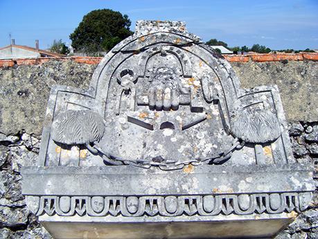 Une stèle de maréchal-ferrant à Saint-Just-Luzac (17) Une stèle de maréchal-ferrant à Saint-Just-Luzac (17)