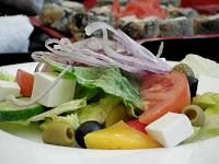 cuisine grecque : la salade aux légumes, feta, olives entrée fraicheur, la salade tomate, feta, olives