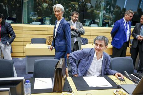 La directrice générale du FMI Christine Lagarde, et le  ministre des finances grec, Euclide Tsakalotos, participent à une réunion de l'Eurogroupe sur la situation économique en Grèce, au siège de l'Union Européenne, à Bruxelles, Belgique, dimanche 12 juillet 2015.