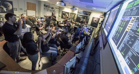Beaucoup de joie et de soulagement au centre de contrôle de la mission New Horizons lorsque la sonde « appela la maison » pour transmettre le déroulement des opérations de la journée intense qui venait de s’écouler. Il était 0 h 52 TU, le 15 juillet. Tout s’est visiblement bien passé