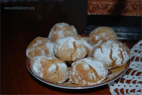 Ghoribias ou ghribas aux dattes et graines de césame