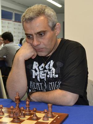 Le joueur du Belarus Sergey Kasparov (2497) joue l'Open d'Avoine © Chess & Strategy 