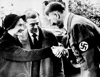 La reine d'Angleterre et le salut nazi.