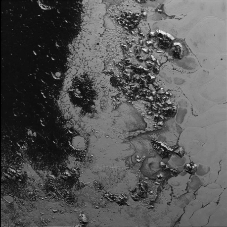 Une nouvelle rangée de montagnes découverte sur Pluton, aussi élevée que les Monts Apalaches :  1 500 m -- images prises le 14 juillet à 77 000 km de la surface