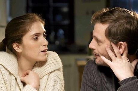 Le combat ordinaire : une adaptation ambitieuse mais pas totalement aboutie Emily (Maud Wyler), la jeune vétérinaire, aura bien des difficultés à dompter Marco (Nicolas Duvauchelle), photographe retourné à l'état sauvage.