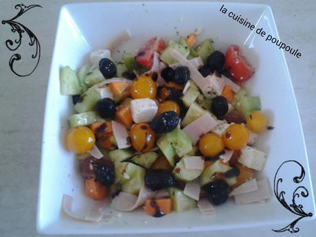 Salade concombre, tomate, feta et poulet