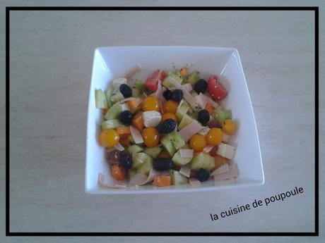 Salade concombre, tomate, feta et poulet