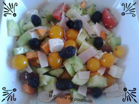 Salade concombre, tomate, feta et poulet