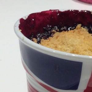 crumble-brugnon-cassis recette de crumble cassis et brugnon par beatrice pene sur assiettes et gourmandises, une recette de france bleu pays basque