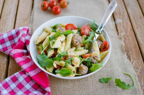 Salade italienne de garganelli à la saucisse et aux tomates cerises Salade italienne de garganelli à la saucisse et aux tomates cerises