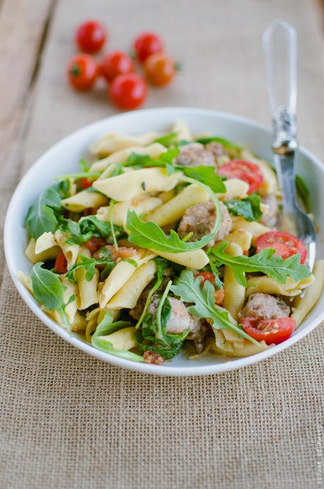 Salade italienne de garganelli à la saucisse et aux tomates cerises Salade italienne de garganelli à la saucisse et aux tomates cerises