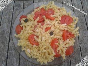Salade de pâte, tomate, mozzarellaz et olives noires