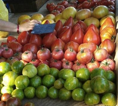 Gaspacho Tomates Fenouil etal de Tomates sur le Marche de Saint Tropez - copie