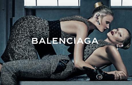Kate-Moss-et-Lara-Stone-un-duo-sensuel-pour-Balenciaga_exact1024x768_l (1)