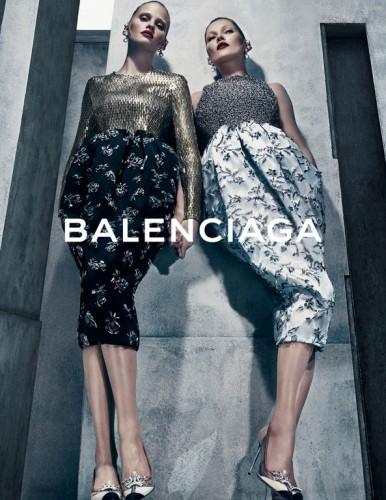 Kate-Moss-et-Lara-Stone-un-duo-sensuel-pour-Balenciaga_exact1024x768_p (1)
