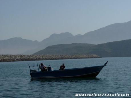 Les pêcheurs nous saluent chaleureusement, Port de Khasab