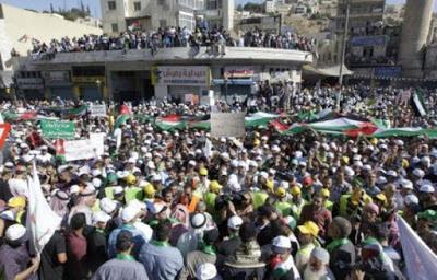 Manifestation de milliers de Jordaniens appelant à la fermeture de l'ambassade d'Israël