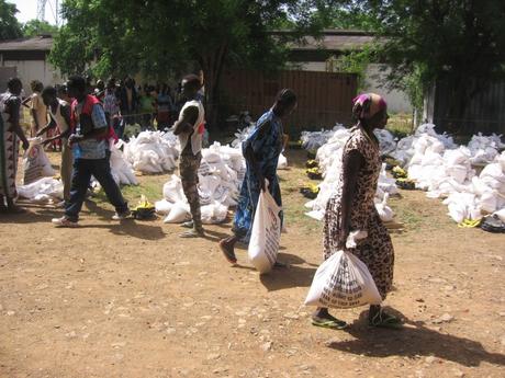 Gambella (Éthiopie). Des membres de la communauté locale accueillant des réfugiés du Soudan du Sud à Gambella collectent des fournitures au site de distribution de la Croix-Rouge. Photo : Newland Gatckoch