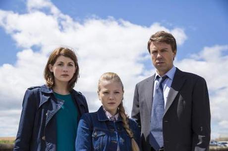 Pourquoi faut-il absolument regarder Broadchurch ? La famille du jeune garçon retrouvé mort en bas d'une falaise.