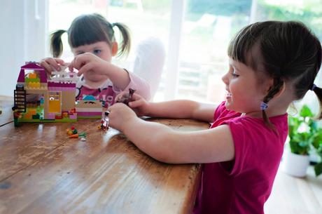 Statu quo et vacances en vrac. La première boite de LEGO des filles