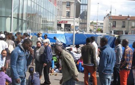 Bagnolet, août 2014. L’été dernier, quelque 200 squatteurs avaient campé devant la mairie après l’évacuation de l’immeuble qu’ils occupaient avenue Gallieni. Une partie d’entre eux s’étaient installés rue Carnot à Montreuil, d’où ils ont été évacués ce mardi.