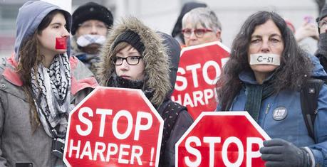 Protéger les Canadiens au détriment de leur vie privée Des manifestants opposés au projet de loi C-51, à Montréal, le 14 mars (Photo : Graham Hughes / La Presse Canadienne).