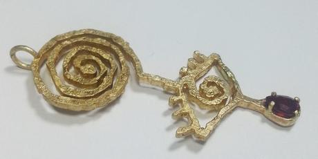 Créer son pendentif sur-mesure (joaillerie Or 18k & rubis) Créer son pendentif sur-mesure (joaillerie Or 18k & rubis)