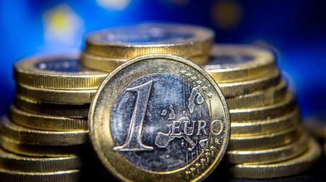 Pourquoi la dette de la zone euro continue-t-elle d'augmenter? La dette publique globale de la zone euro a augmenté entre 2014 et 2015.