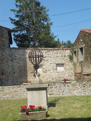La France - Ste Croix en Jarez - son église Cette fenêtre à ébrasement oblique, était la fenêtre par laquelle Béatrix de La Tour du Pin, fondatrice de Sainte-Croix-en-Jarez, était autorisée à suivre les offices.