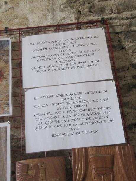 La France - Ste Croix en Jarez - son église Cette fenêtre à ébrasement oblique, était la fenêtre par laquelle Béatrix de La Tour du Pin, fondatrice de Sainte-Croix-en-Jarez, était autorisée à suivre les offices.