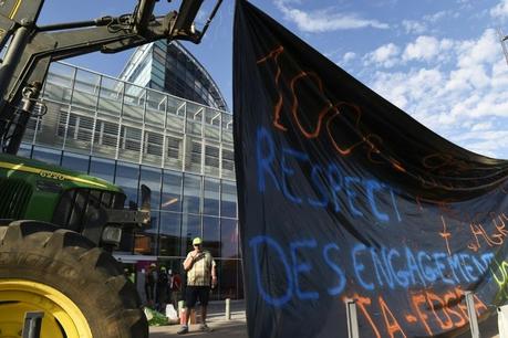 Le distributeur Casino devient la bête noire des agriculteurs Les agriculteurs de la FNSEA et de l'association des Jeunes Agriculteurs bloquent l'entrée du siège social du groupe Casino, le 7 août 2015 à Saint-Etienne, dans le centre de la France