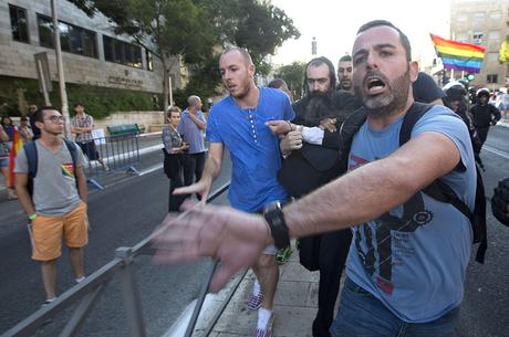 Arrestation par des policiers israéliens en civil d'un ultra-orthodoxe après son agression au couteau de participants de la Gay Pride, jeudi 30 juillet 2015, en plein centre de Jérusalem. Plusieurs personnes ont été touchées. 