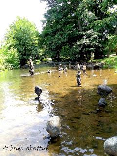 Une pierre sur le chemin ou posée au milieu d'une rivière ... Une pierre sur le chemin ou posée au milieu d'une rivière ...