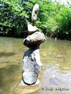 Une pierre sur le chemin ou posée au milieu d'une rivière ... Une pierre sur le chemin ou posée au milieu d'une rivière ...