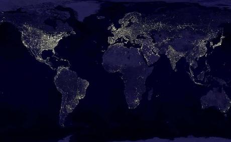 Et la lumière fut. Un peu trop, même. Image satellite de la Terre nocturne en 2000 Source : notre-planete.info, http://www.notre-planete.info/environnement/pollution-lumineuse.php