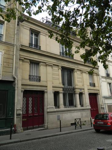 Le clou anachronique 36 rue Cavé