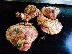 Poulet mariné au barbecue : double recette paprika ou miel, cannelle et romarin Poulet mariné au barbecue : double recette paprika ou miel, cannelle et romarin