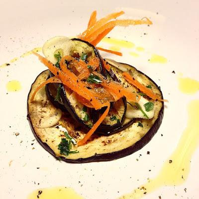 aubergines à l'huile d'olive, fines herbes, ail et vin rouge, grillées (plancha, grill, bbq) aubergines marinées, grillées à la plancha, une cuisine vegan, sans gluten