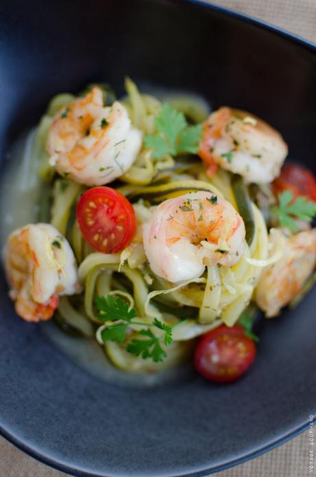 Linguines de courgettes aux crevettes rôties et à l'ail Linguines de courgettes aux crevettes rôties et et à l'ail