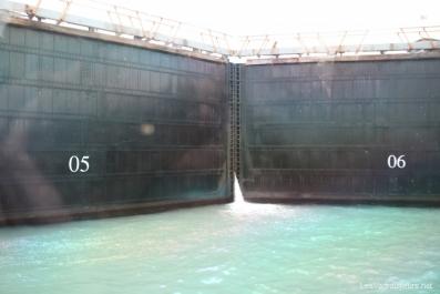 Les énormes portes de l'écluse Les énormes portes de l'écluse
