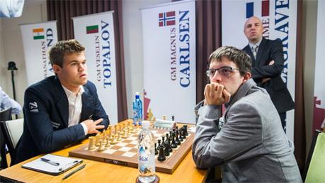 Ronde 3: le Français Maxime Vachier-Lagrave s'incline avec les Noirs face au champion du monde d'échecs norvégien Magnus Carlsen © Chess & Strategy